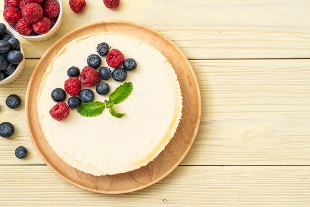 Cheesecake fatto in casa con lamponi e mirtilli