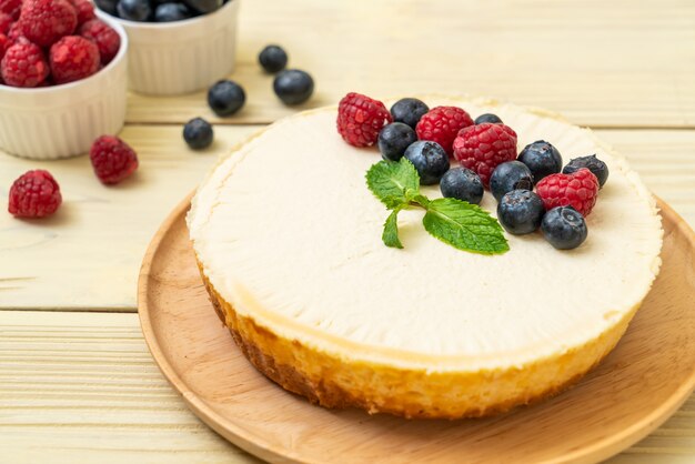 Cheesecake fatto in casa con lamponi e mirtilli