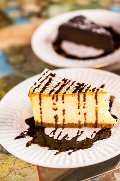 Cheesecake italiana fresca di Bailey con caffè sul tavolo.