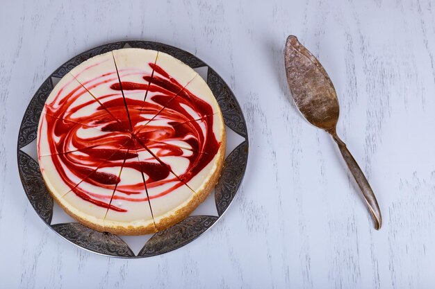 Cheesecake newyork con fiocchi di fragole su piatto bianco