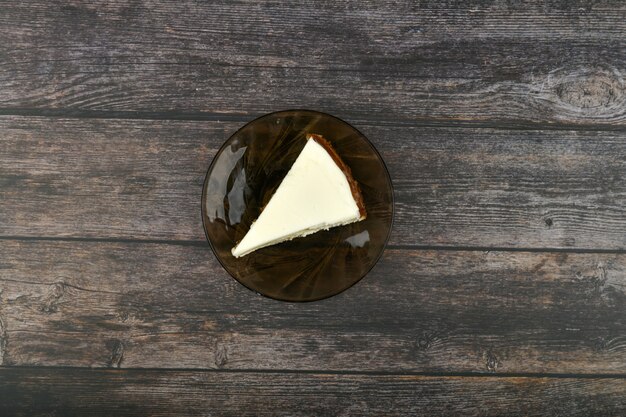 Cheesecake su un legno scuro. .