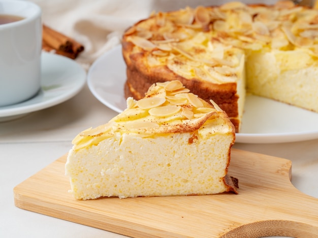 Cheesecake, torta di mele, dessert di cagliata con polenta, mele, cannella