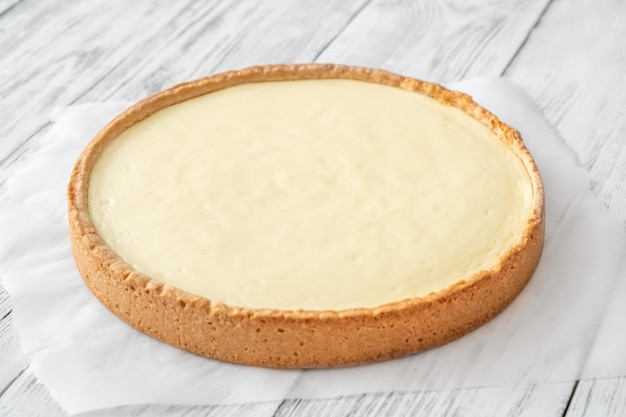 Cheesecake tradizionale sul primo piano della tavola di legno