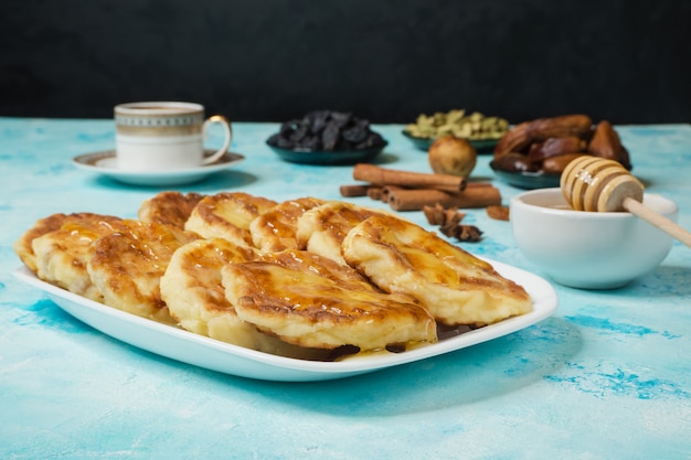 Cheesecakes con miele, datteri e caffè sul tavolo.