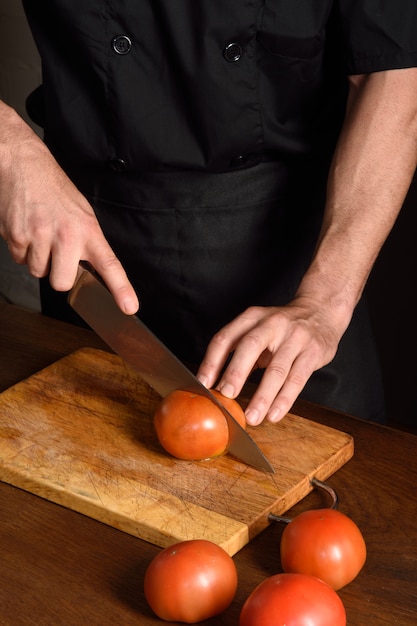 Chef affettare il pomodoro