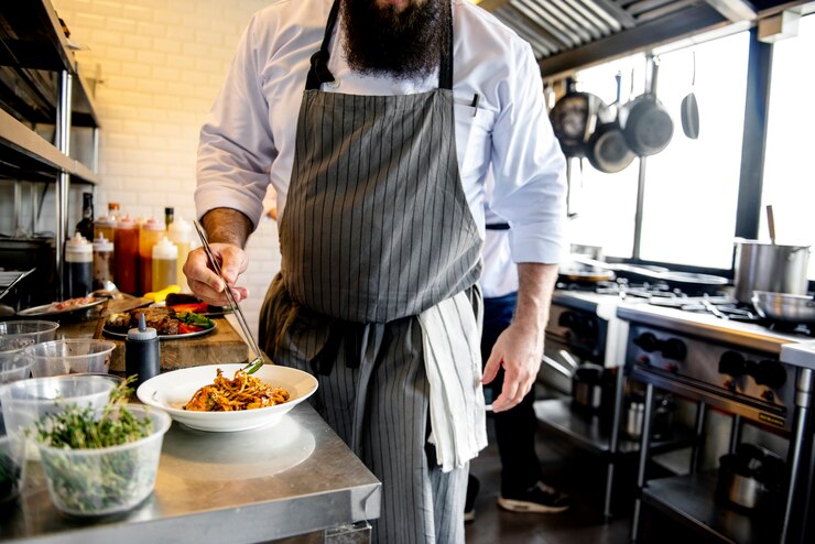 Foto chef che cucina lavorando in cucina