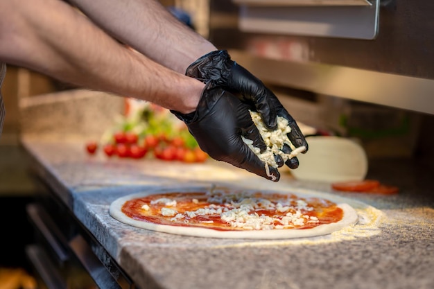 Chef che cuoce la pizza nella pizzeria italiana