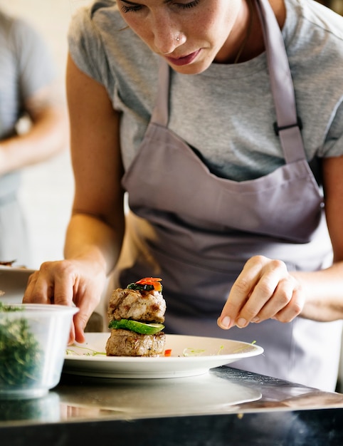 Chef che lavora e cucina in cucina