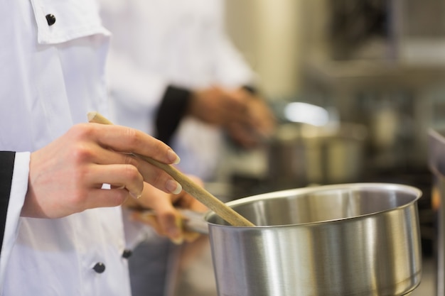 Chef che lavorano a un fornello