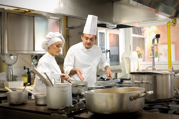 Chef che lavorano in cucina