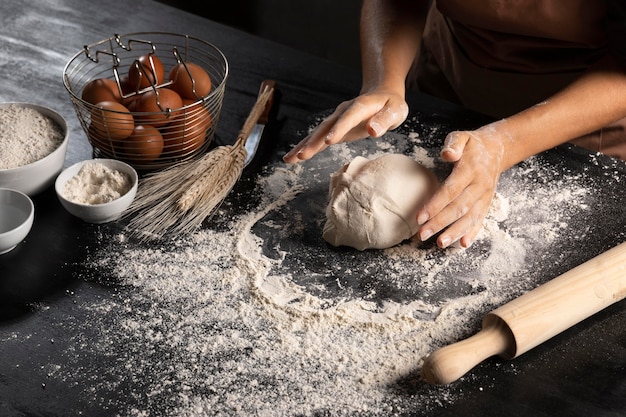 Chef che modella la pasta sul tavolo