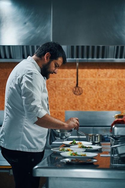 Chef che prepara i piatti per il menu degustazione