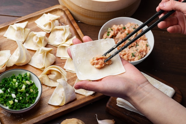 chef che prepara i wonton di carne