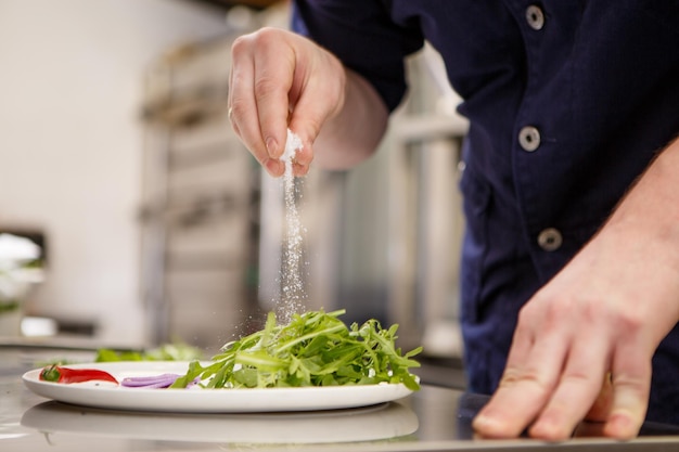 Chef che prepara il cibo