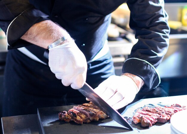 Chef che prepara il pasto in cucina Chef che cucina Chef che decora il piatto