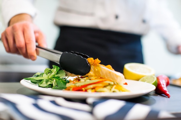 Chef che prepara il pasto