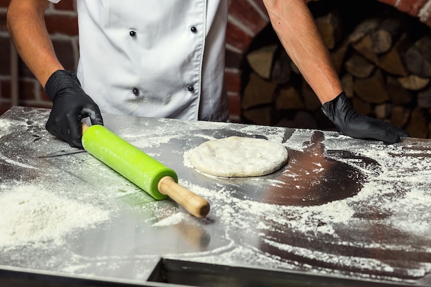 Chef che prepara l'impasto per la pizza Mani dell'uomo che preparano il pane Concetto di cottura e pasticceria