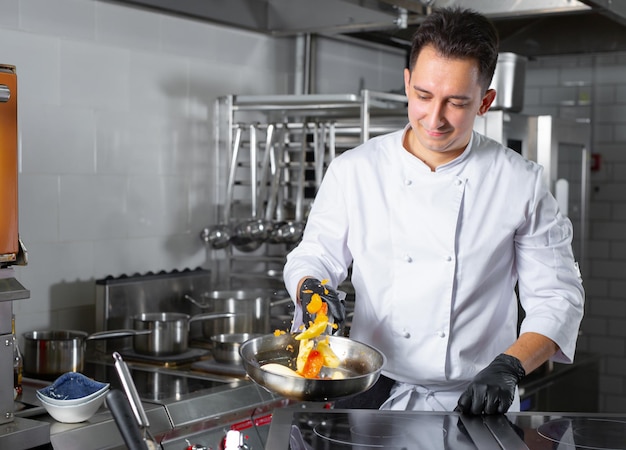 chef che prepara ludo in un ristorante per gli ospiti