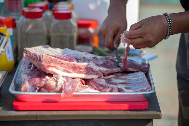Chef che taglia la carne in cucina