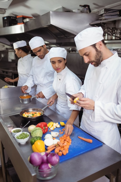 Chef che tagliano le verdure