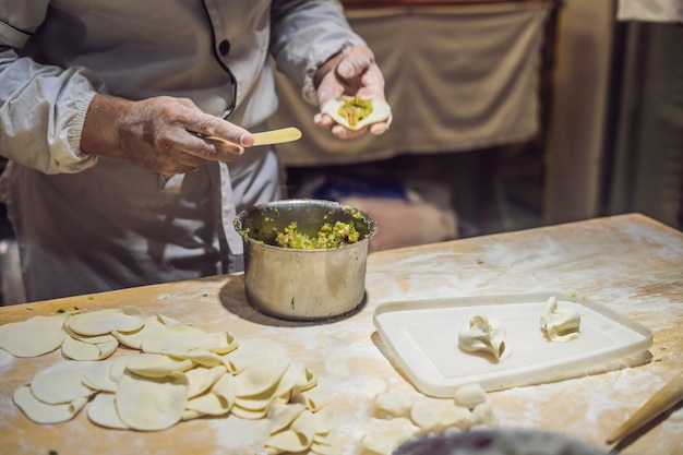 Chef cinese che prepara gli gnocchi in cucina