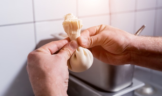 Chef coocking khinkali georgiano o wonton giapponese. Pasto tradizionale di pasta e carne. Cucina nazionale, processo di cottura. Cucina del ristorante.