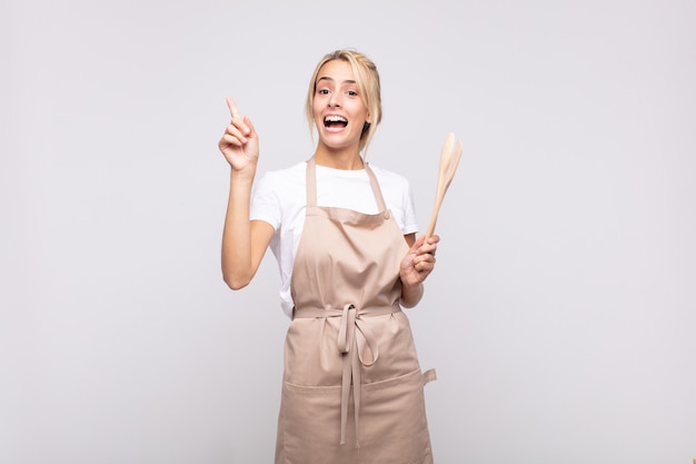 Chef di giovane donna che si sente un genio felice ed emozionato dopo aver realizzato un'idea