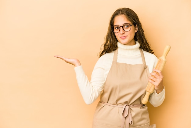 chef donna che tiene un'altra mano sulla vita