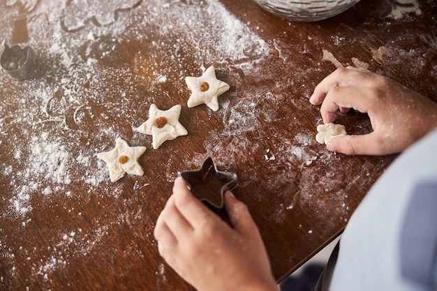 Chef entusiasta che prepara biscotti a forma di stella in cucina