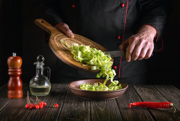 Chef esperto mentre lavora nella cucina del ristorante Idea colazione o cena dietetica