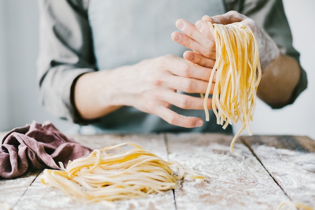 Chef facendo pasta fresca italiana