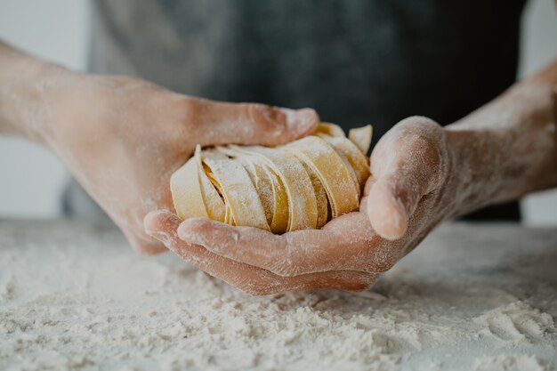 Chef facendo pasta tradizionale italiana fatta in casa