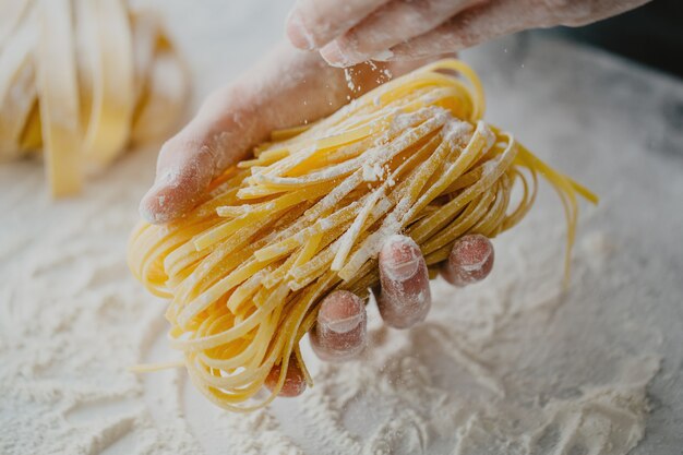 Chef facendo pasta tradizionale italiana fatta in casa