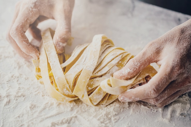 Chef facendo pasta tradizionale italiana fatta in casa