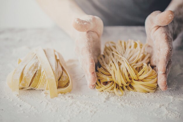 Chef facendo pasta tradizionale italiana fatta in casa