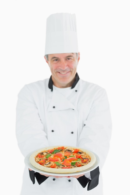 Chef felice che offre pizza