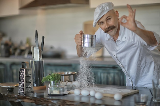 chef francese in cucina che prepara cibo, cucina, alta cucina, uomo con i baffi