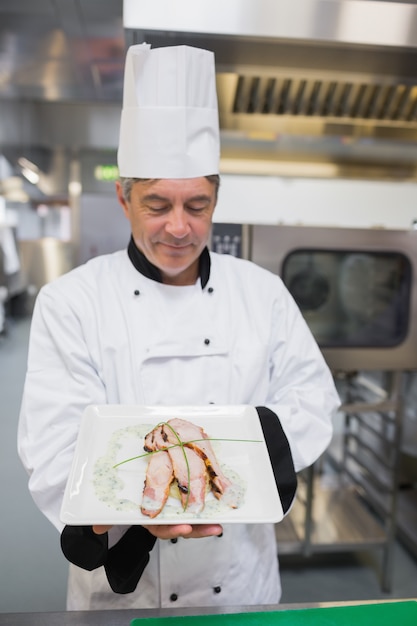 Chef guardando il suo piatto