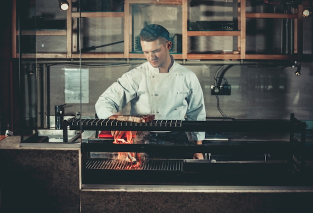 Chef impegnato al lavoro nella cucina del ristorante