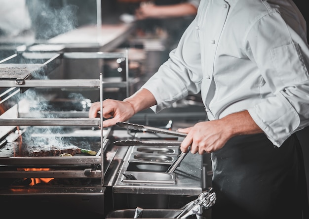 Chef impegnato al lavoro nella cucina del ristorante