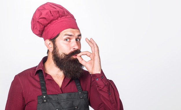 Chef in uniforme con segno perfetto. Panettiere felice che gesticola in modo eccellente. Cucinare con gesto di approvazione del gusto