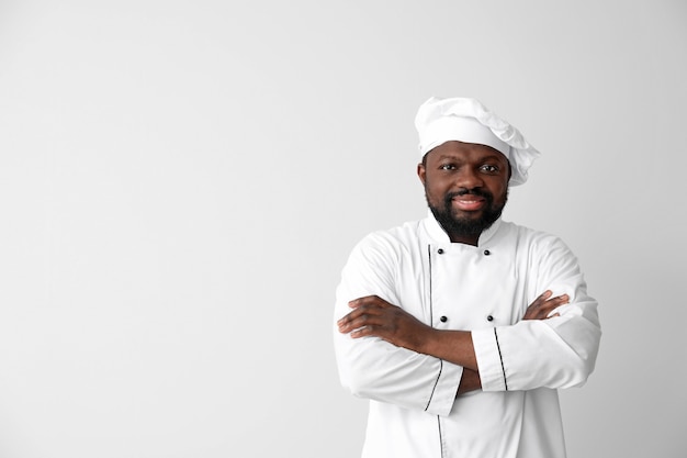 Chef maschio afroamericano su bianco