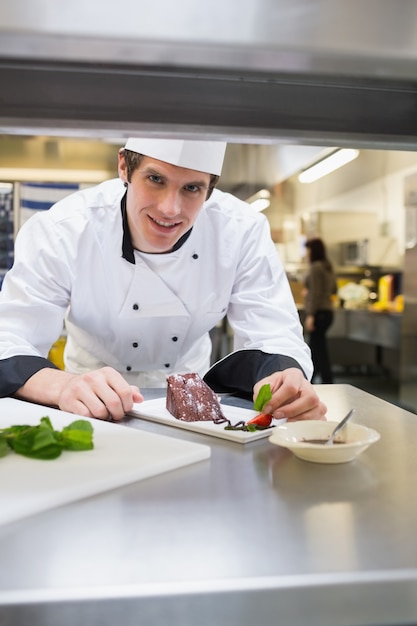 Chef mettendo la menta nel suo piatto