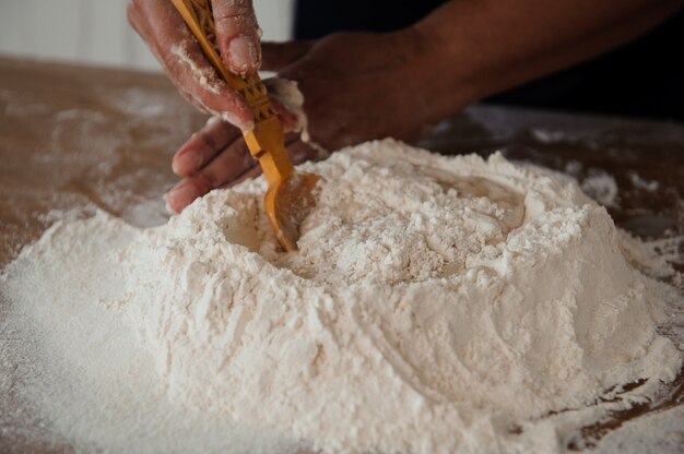 Chef prepara l'impasto. processo di cottura, lavorare con la farina