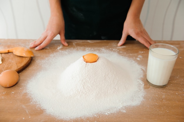 Chef prepara l'impasto. processo di cottura, lavorare con la farina.