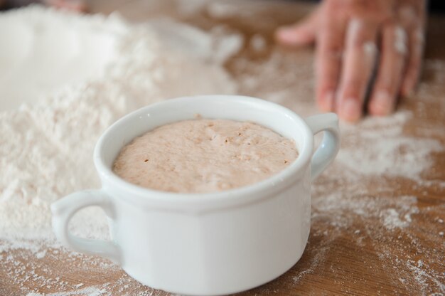 Chef prepara l'impasto. processo di cottura, lavorare con la farina.