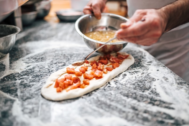 Chef prepara la pizza macedone. Avvicinamento.