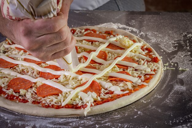 Chef prepara pasta per pizza italiana