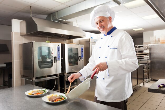 Chef prepara un piatto nella sua cucina