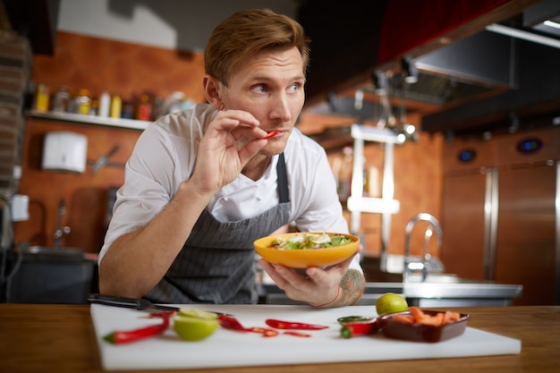 Chef professionista degustazione di cibi piccanti